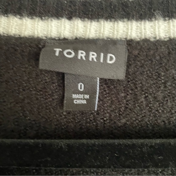 Torrid Stars and Lip Black Sweater Size 0 - Picture 4 of 7